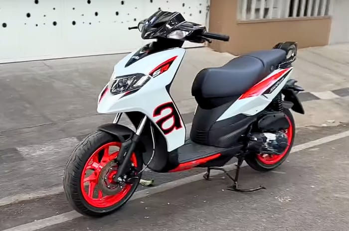 Aprilia SR 175 front left static